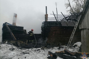 Соседи спасли пенсионерку на пожаре в Сенненском районе