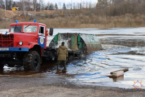 В Новополоцке спасатели готовятся к возведению понтонного моста на реке Западная Двина