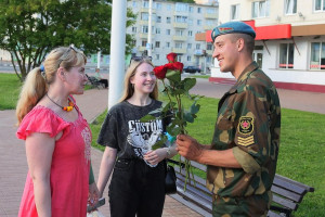 Накануне Дня ВДВ витебские десантники дарили незнакомым девушкам розы