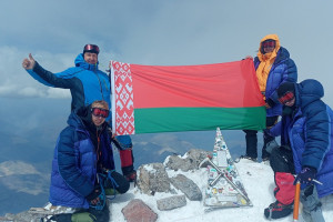 Спасатели из Витебской области развернули на вершине Эльбруса флаг Беларуси