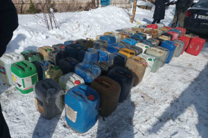 Почти 1600 литров окрашенной солярки изъяли у сельчанки из Поставского района
