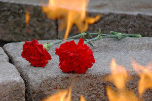 Хатынский набат.  Жители деревни Хатынь Минской области были сожжены заживо фашистским карательным отрядом 22 марта 1943 года