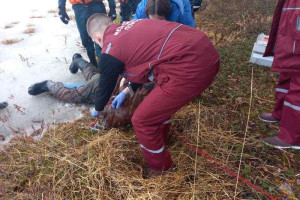 В Полоцком районе под лед провалился пенсионер: на помощь ему пришли спасатели