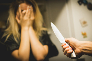 Пьяный муж в ответ на замечание жены схватил нож и угрожал убить ее