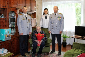 Следователи поздравили ветерана ВОВ Георгия Грошева с 99-летием