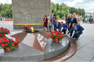День Союзного государства на "Славянском базаре" начался с возложения цветов на Площади Победы