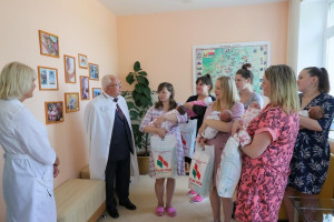 Председатель областного Совета депутатов Владимир Терентьев поздравил мам, родивших малышей в День Независимости