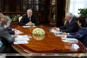 "Кризис - это тяжело, но это шанс". Лукашенко видит новые возможности для легкой промышленности
