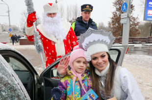 В Витебске Дед Мороз и Снегурочка патрулируют дороги города 