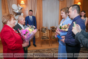 Старейшие жители поздравили молодоженов в Первомайском районе Витебска