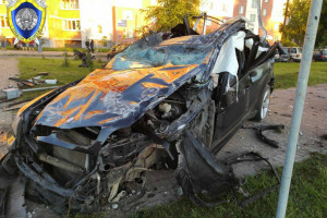 Водитель влетевшего в светофор BMW X5 был пьян. Он задержан в рамках уголовного дела