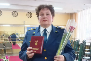 Начальника станции Бычиха Галину Мартынову, которая более 30 лет работает на железной дороге, наградили знаком отличия за высокий профессионализм
