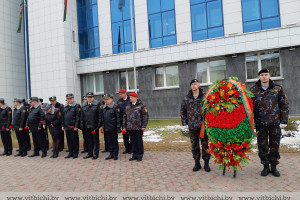 В канун дня белорусской милиции в Витебске были возложены венки и цветы к памятнику сотрудникам внутренних дел, погибших при исполнении служебного долга