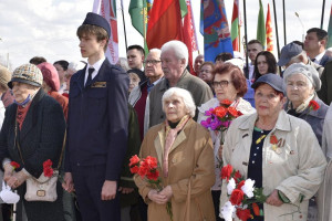 Венки и цветы возложили участники митинга к обелиску «5-го Полка» в Витебске