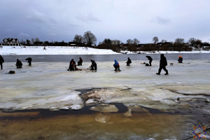 В Полоцке спасатели помогли 22 рыбакам, которые чуть не уплыли на льдине по реке