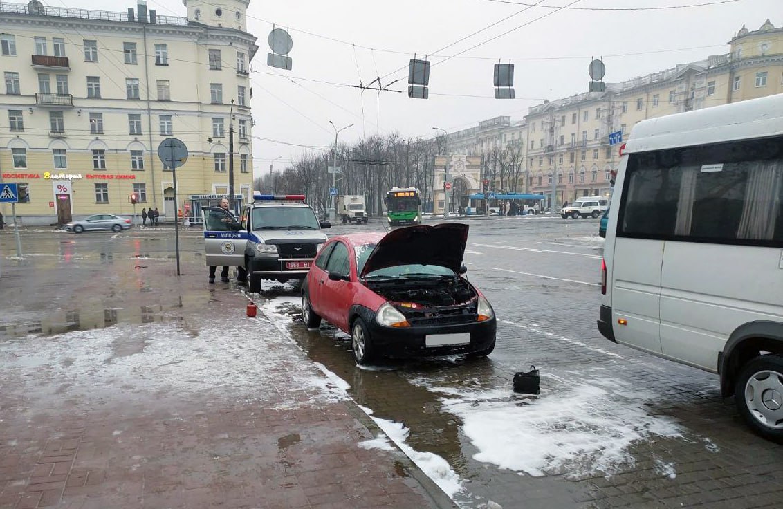 В Витебске боец ОМОН потушил загоревшийся автомобиль - Витебское городское  объединение профсоюзов