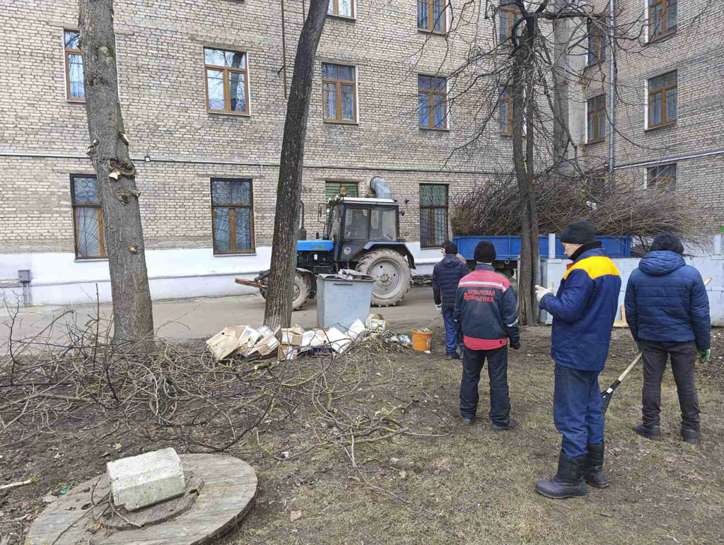 В Витебске продолжается месячник по санитарной очистке и благоустройству  города