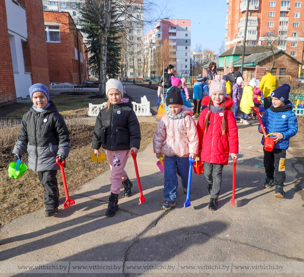 Все наводят чистоту - маленькие воспитанники витебского детского сада № 15  