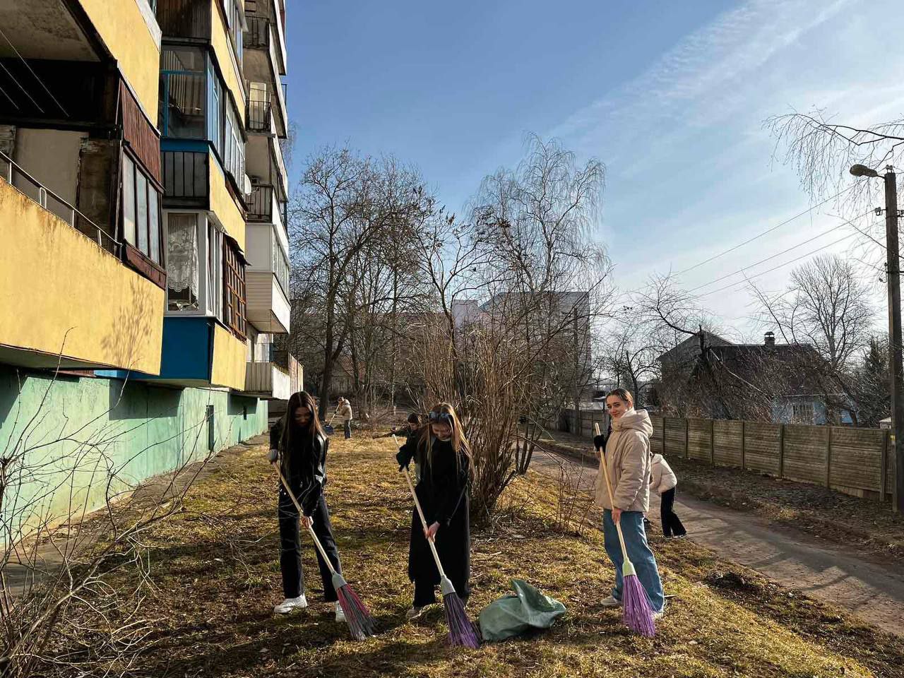 Более 400 представителей трудовых коллективов предприятий, организаций,  учреждений образования Первомайского района сегодня присоединились к  объявленному в районе субботнику