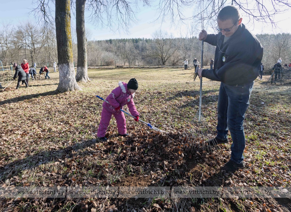 Пятилетняя витебчанка Ксюша на субботнике