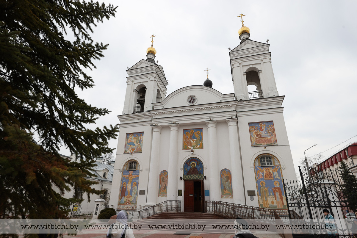 В Витебске православные верующие отмечают Великую субботу и освящают куличи  и пасхи