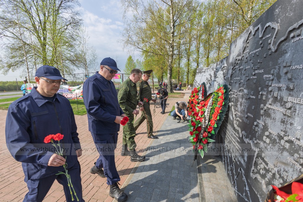 Мемориальный комплекс «5-й полк» в Витебске.  Возложение