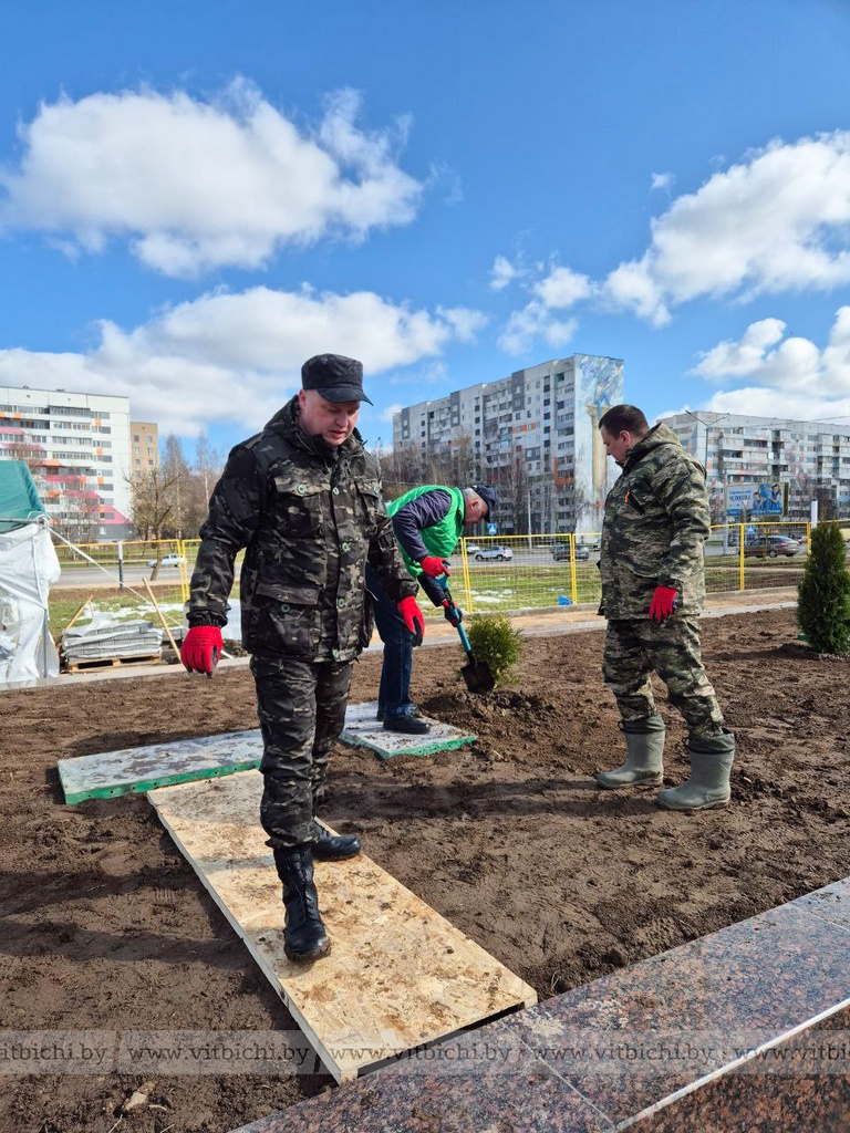 Субботник на площади Герба и Флага в Витебске. Героев
