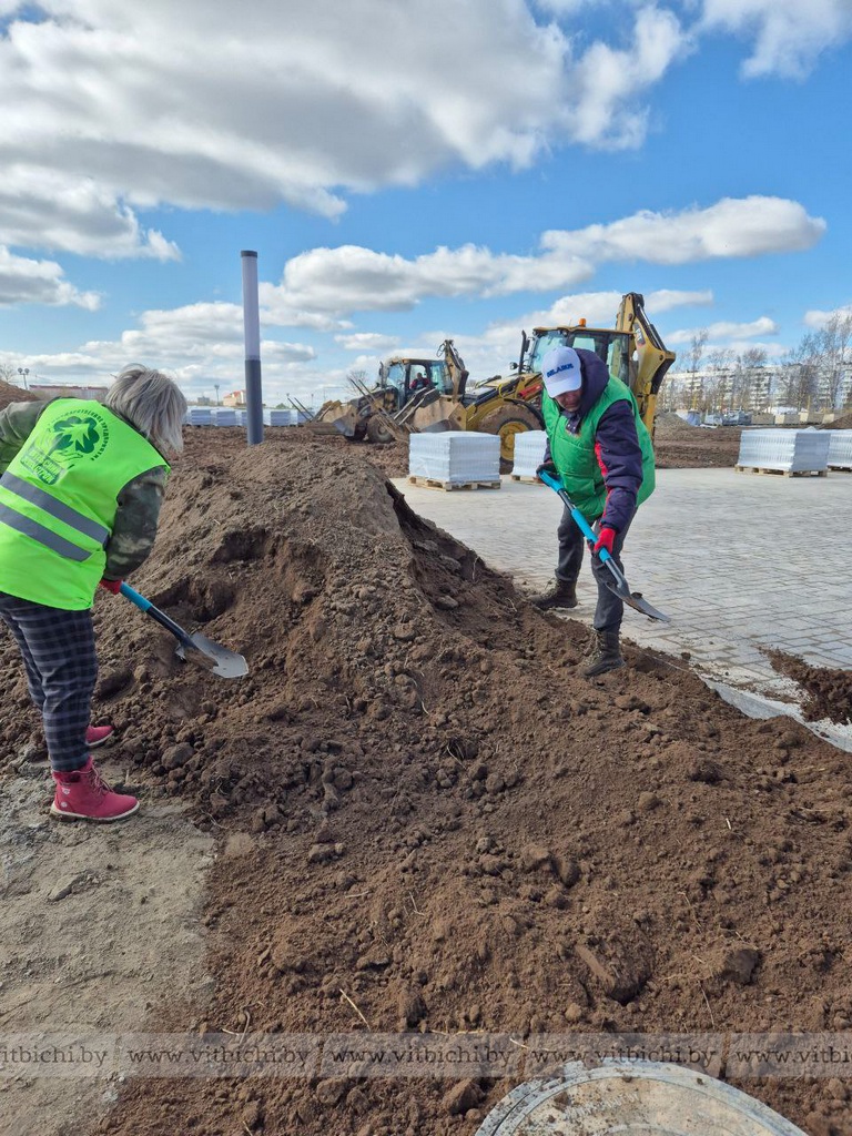 Субботник на площади Герба и Флага в Витебске