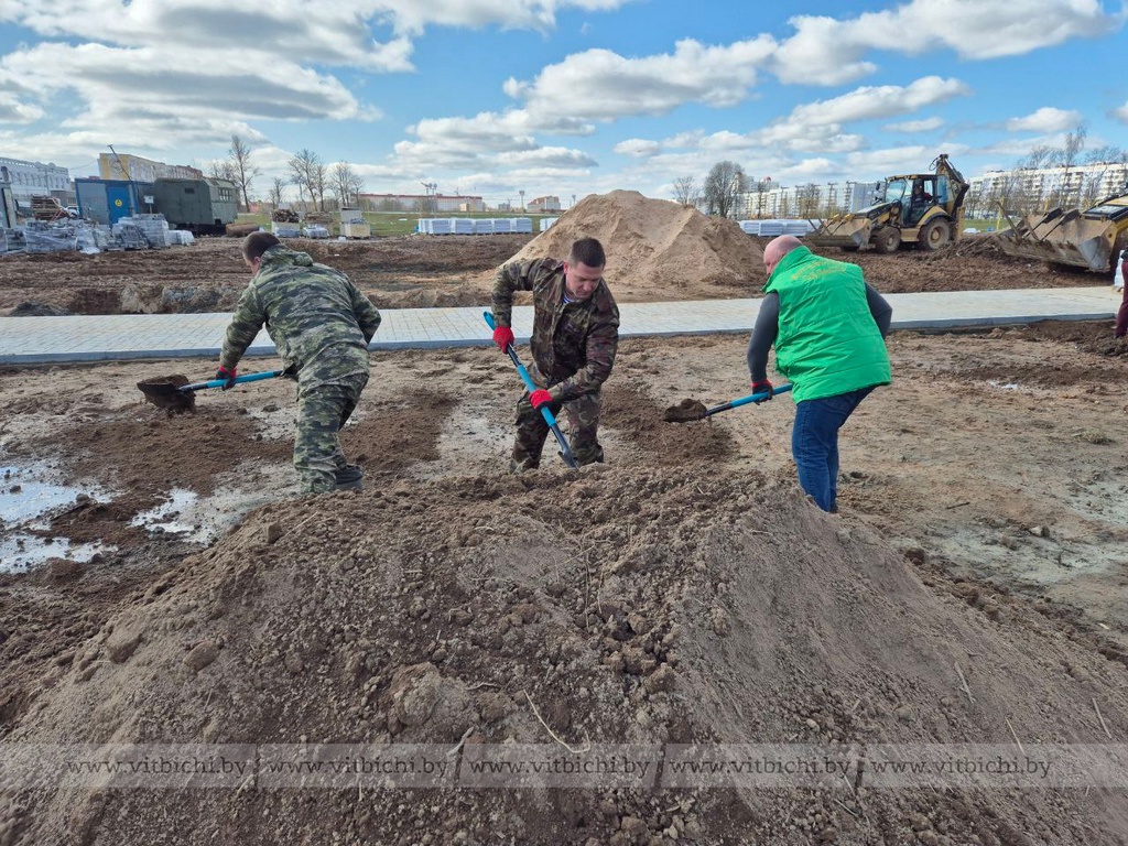 Субботник на площади Герба и Флага в Витебске