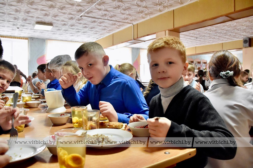 Эксперимент в столовой: первые обеденные успехи школьники в столовой
