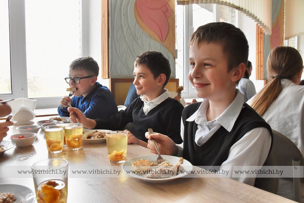 Эксперимент в столовой: первые обеденные успехи школьники в столовой