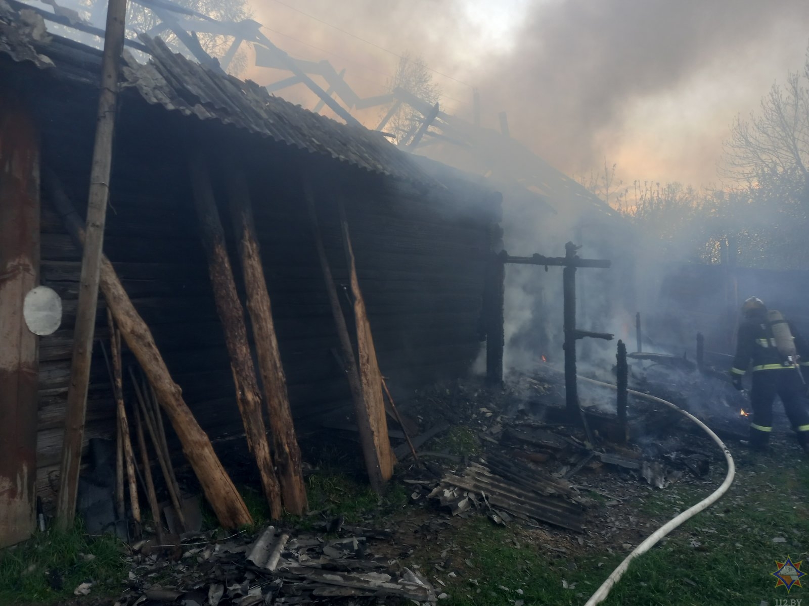 Д столбцы. Пожар в деревне. Убитый дом в деревне.