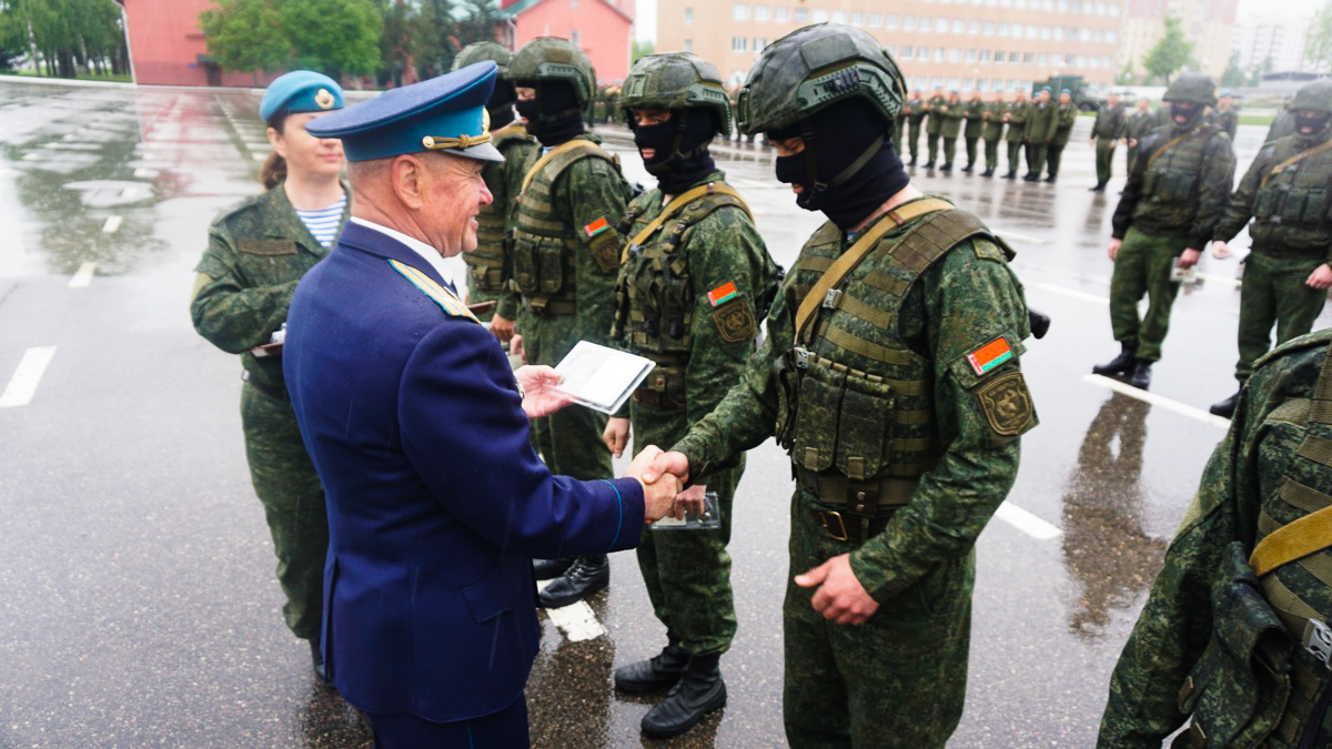 Миротворцев 103-й Витебской отдельной гвардейской воздушно-десантной  бригады чествовали в Витебске