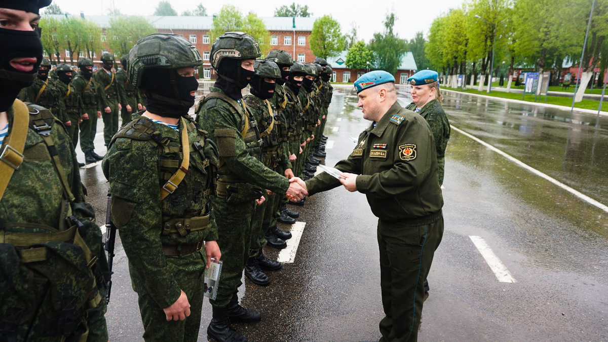 Миротворцев 103-й Витебской отдельной гвардейской воздушно-десантной  бригады чествовали в Витебске