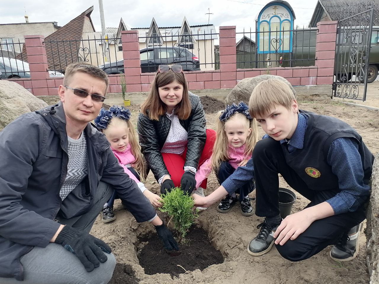 В Международный день семьи в Лепеле прошла акция «Семейное древо — древо  жизни»