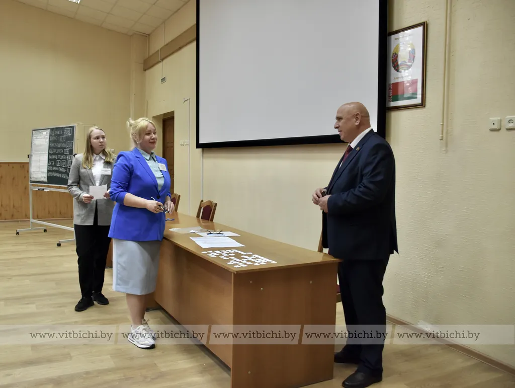 Член областной комиссии по контролю за ходом подготовки и проведения вступительной кампании, заместитель председателя облисполкома Вячеслав Дурнов до начала испытаний проверил условия, созданные в ВГУ имени П. М. Машерова. 