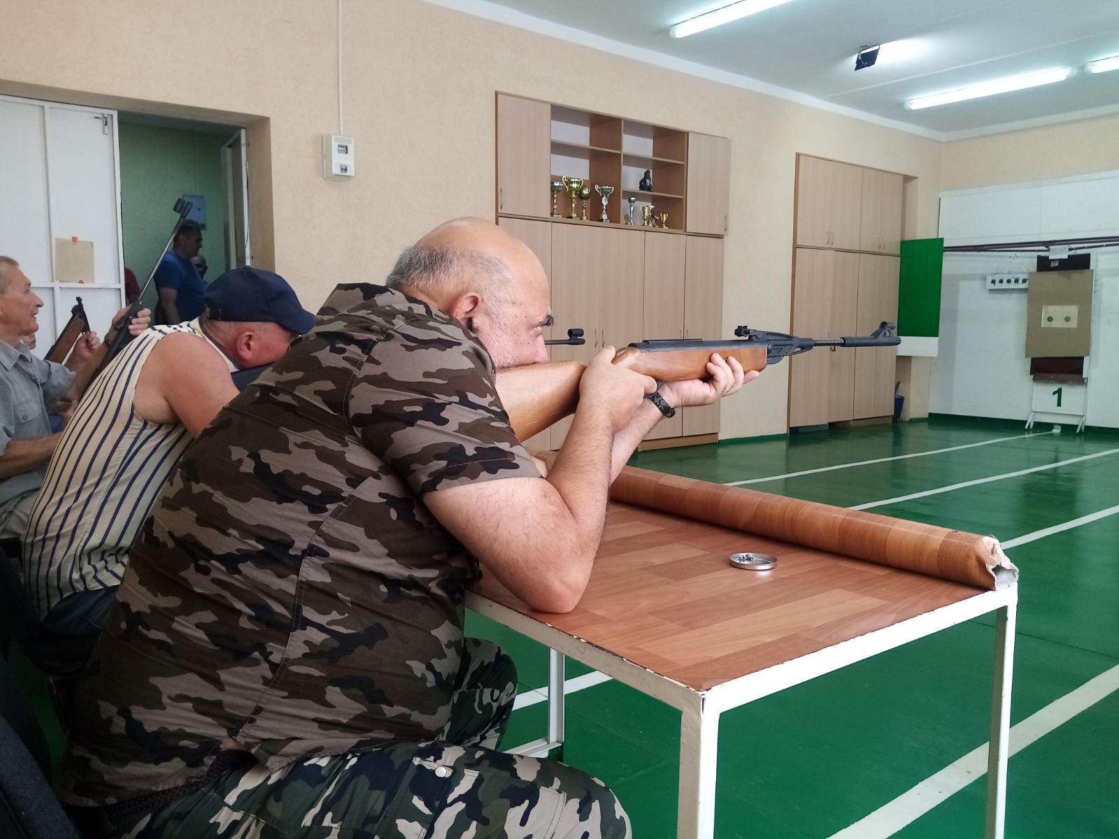 В тире Витебской ООС ДОСААФ прошли соревнования по стрельбе из  пневматической винтовки среди ветеранов силовых структур