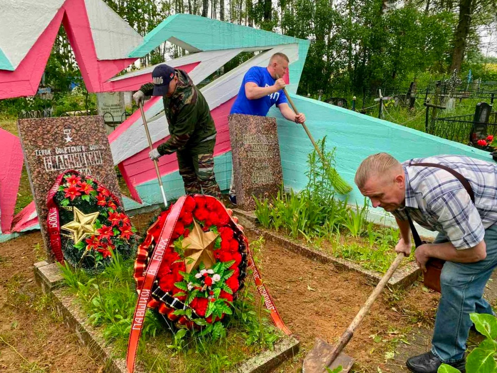 В Курино Витебского района участники патриотической акции благоустроили  захоронение Героя Советского Союза Михаила Сильницкого