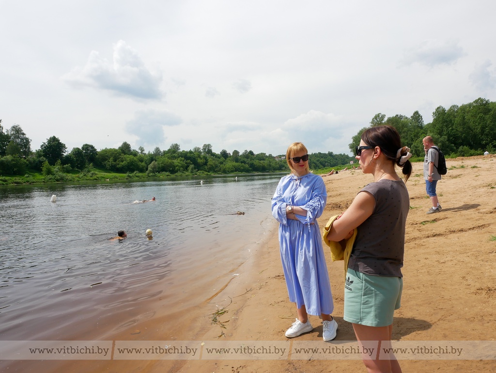 Знак раздора и в воду только по колено. Председатель Витебского городского  Совета депутатов Ольга Иванова проконтролировала готовность пляжей и мест  массового отдыха к купальному сезону