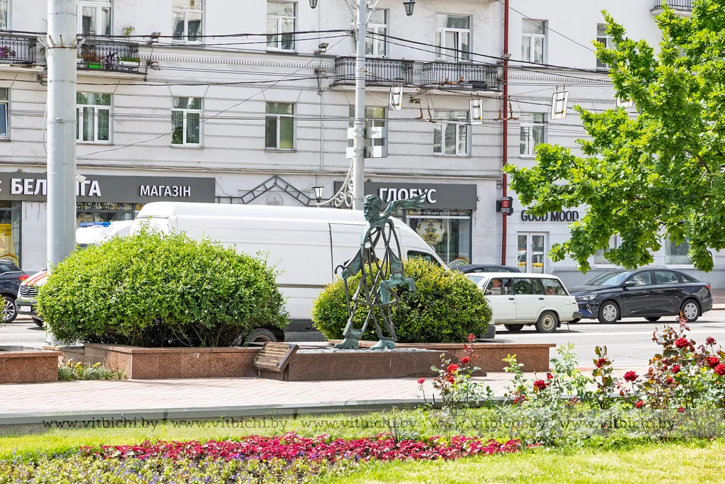 Скульптура, посвященная известному писателю Ивану Бунину, в Витебске 