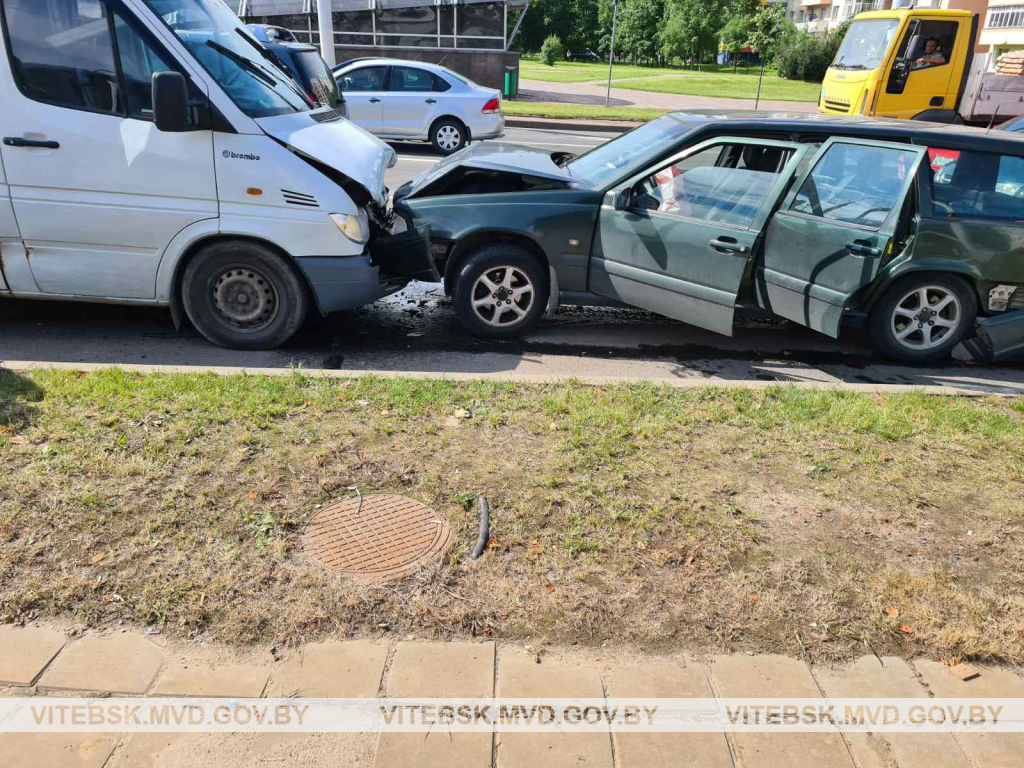 В Витебске микроавтобус выехал на встречную полосу: повреждено шесть машин