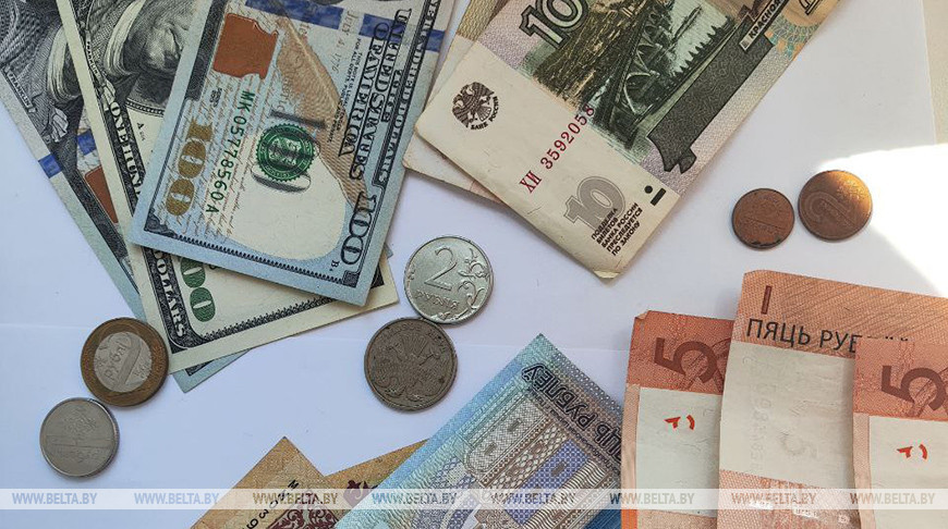 Доллар и юань подешевели, российский рубль подорожал на торгах 9 июля