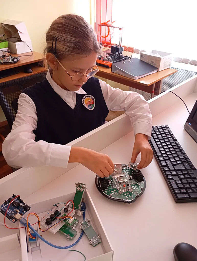 В объединении по интересам «Робототехника» ребята обучаются визуальному программированию, шаг за шагом решая сложные задачи.