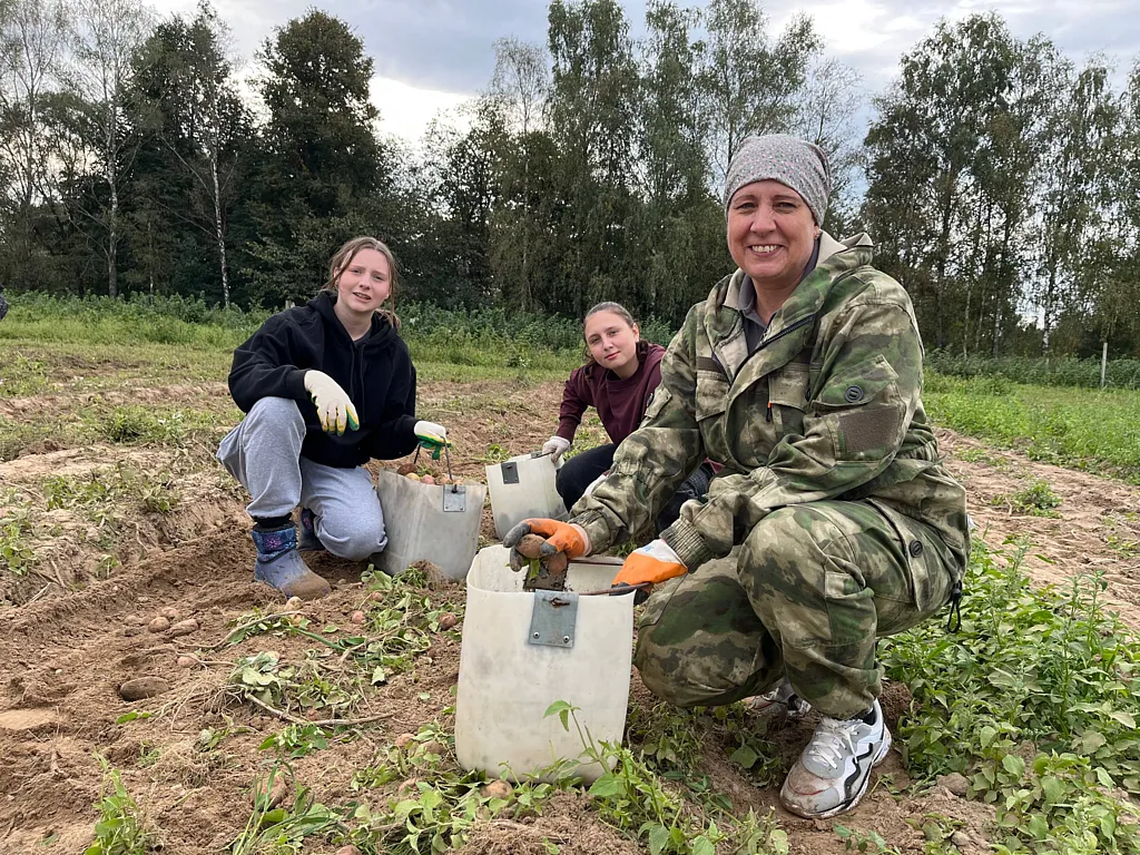 Учащиеся профильных классов аграрной направленности школ Витебского района помогают хозяйствам убирать урожай