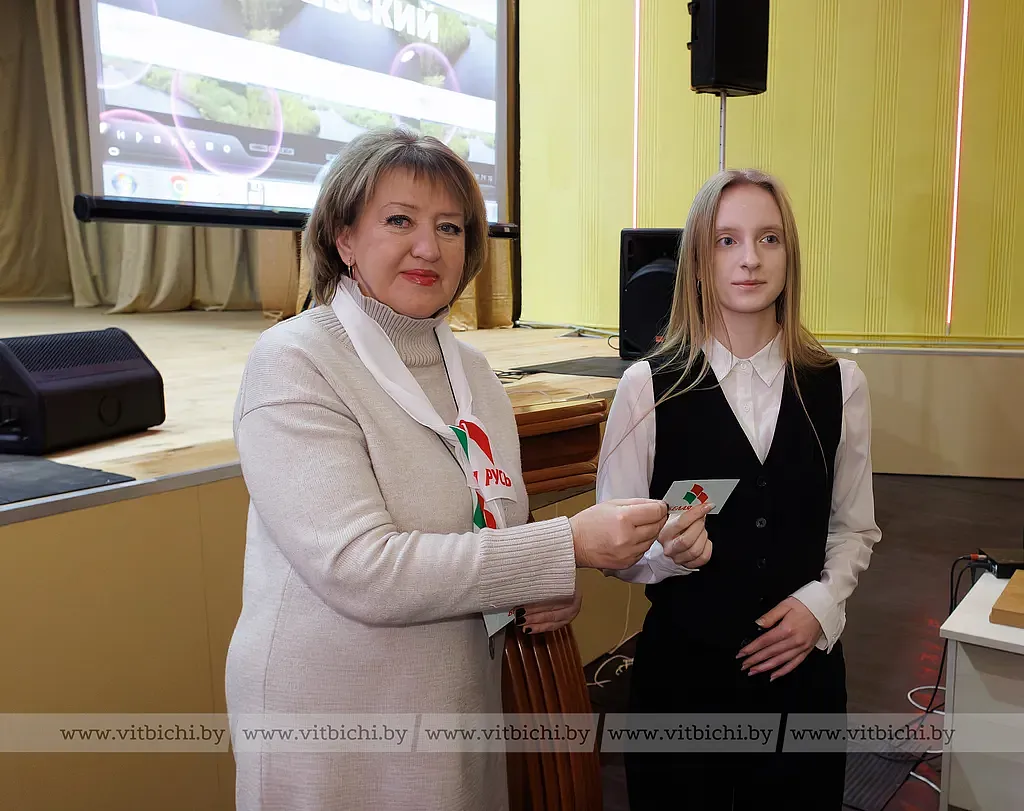 Делегат седьмого Всебелорусского народного собрания, председатель Витебской районной организации РОО «Белая Русь» Ольга Рязанова рассказала о высшем представительном органе народовластия и вручила членские билеты Республиканского общественного объединения. 