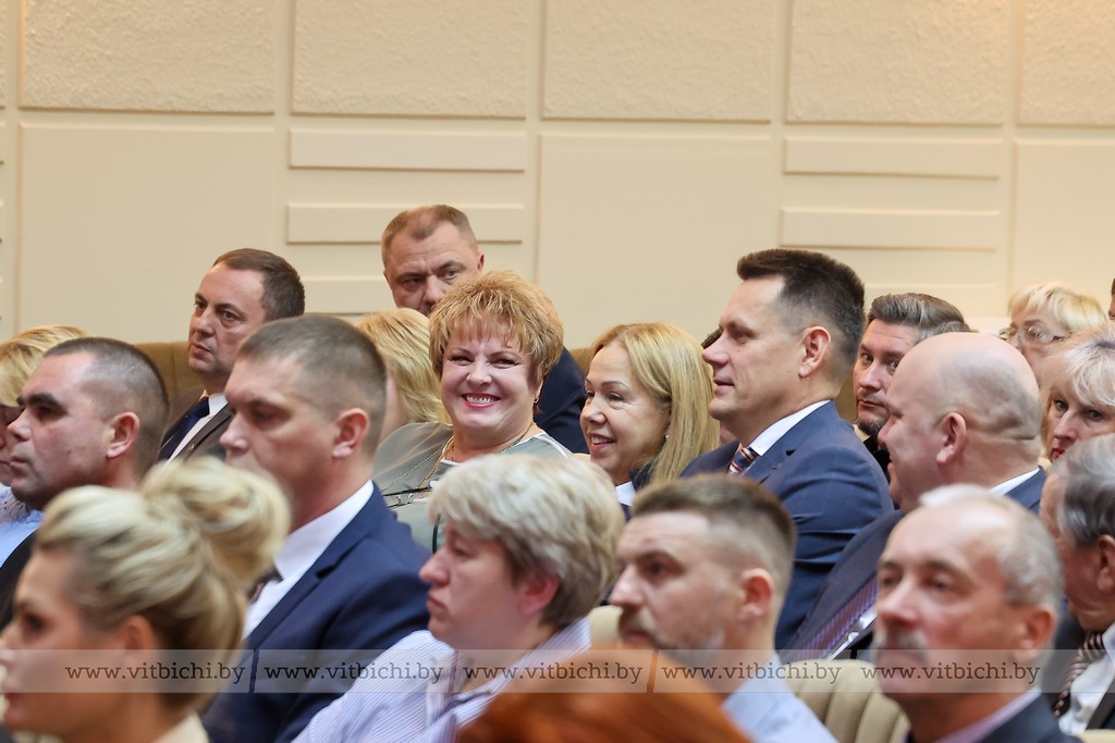 В актовом зале чествовали ветеранов предприятия, ныне работающих там. 