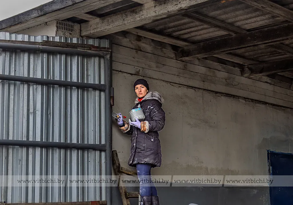  Пока мужчины обкашивали территорию животноводческого объекта и убирали мусор, женщины, вооружившись валиками и кисточками, красили стены и ограждения в помещении профилактория.