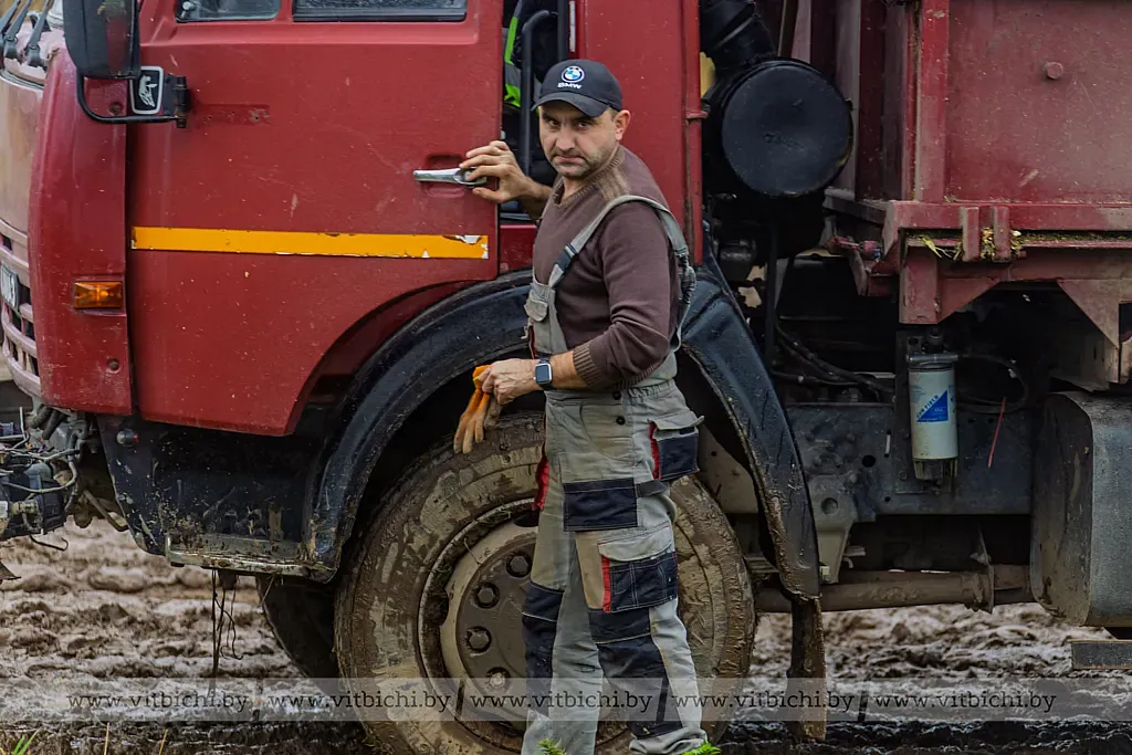 Прибыли в хозяйство помощники даже из Могилёвской области.