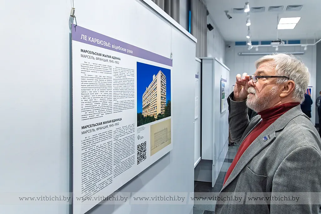 Стенды снабжены архивными планами зданий и QR-кодами для более подробного знакомства с объектами. Стенды снабжены архивными планами зданий и QR-кодами для более подробного знакомства с объектами.