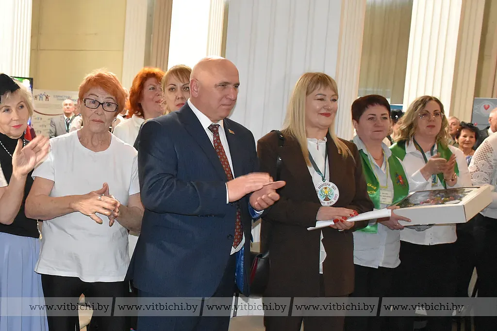 Заместитель председателя Витебского облисполкома Вячеслав Дурнов поблагодарил волонтеров за их желание помогать.